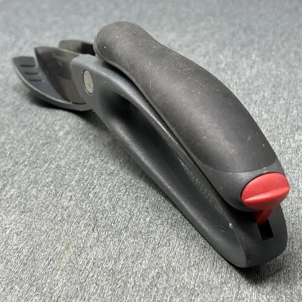 Pampered Chef Kitchen Shears Herb Stripper Safety Lock Black Scissors 6430